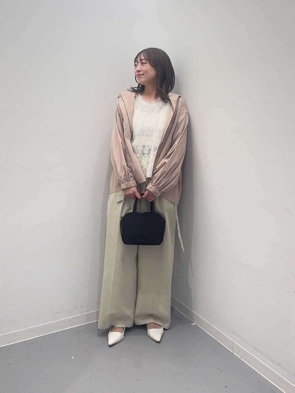 ベージュ系のその他アウター、ホワイト系のTシャツ/カットソー、ベージュ系のその他パンツを着用したレディースの春コーディネートの4枚目の写真