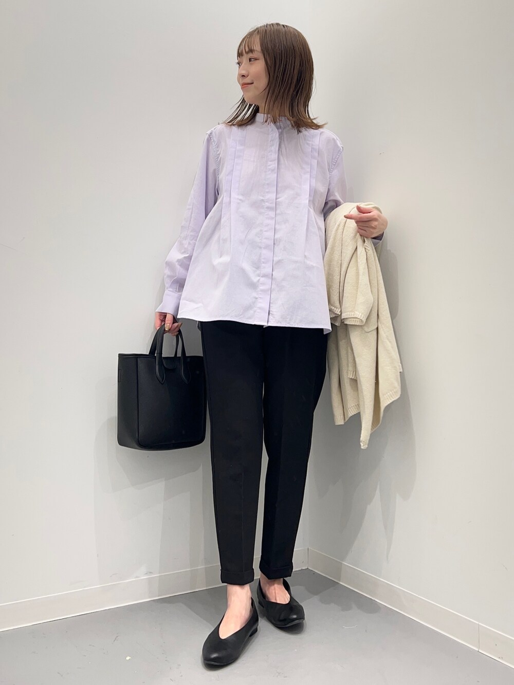 パープル系のシャツ/ブラウス、ホワイト系のカーディガン/ボレロ、ブラック系のその他パンツを着用したレディースの春コーディネートの4枚目の写真