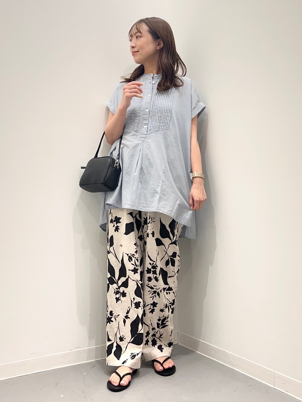 その他のトップス、ベージュ系のその他パンツ、ブラック系のショルダーバッグを着用したレディースの夏コーディネートの4枚目の写真