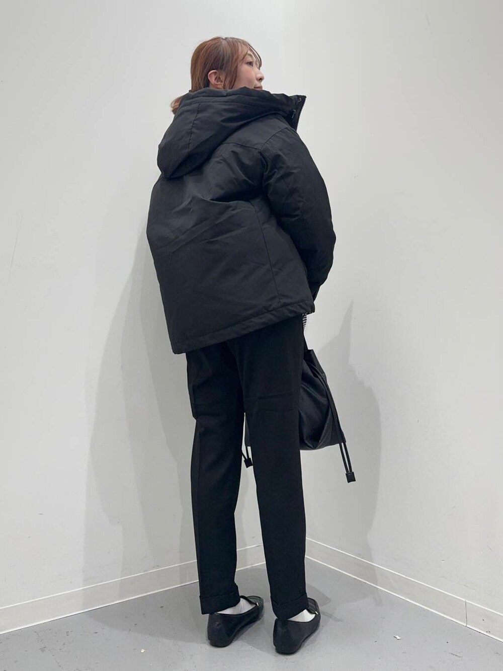 ブラック系のローファー、ブラック系のショルダーバッグ、ブルー系のシャツ/ブラウスを着用したレディースの冬コーディネートの4枚目の写真