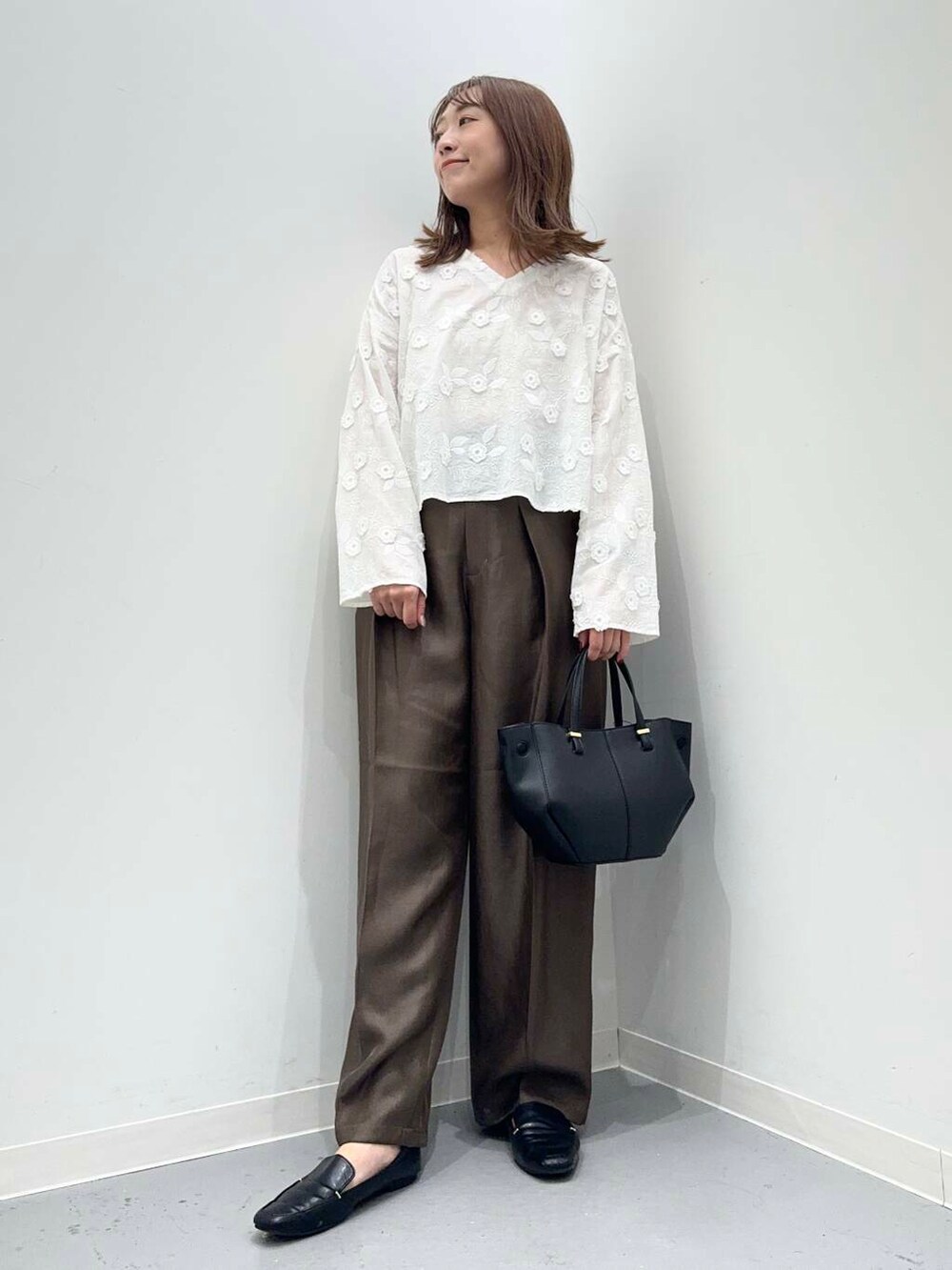 ブラック系のローファー、ブラック系のショルダーバッグ、ブラウン系のその他パンツを着用したレディースの秋コーディネートの3枚目の写真