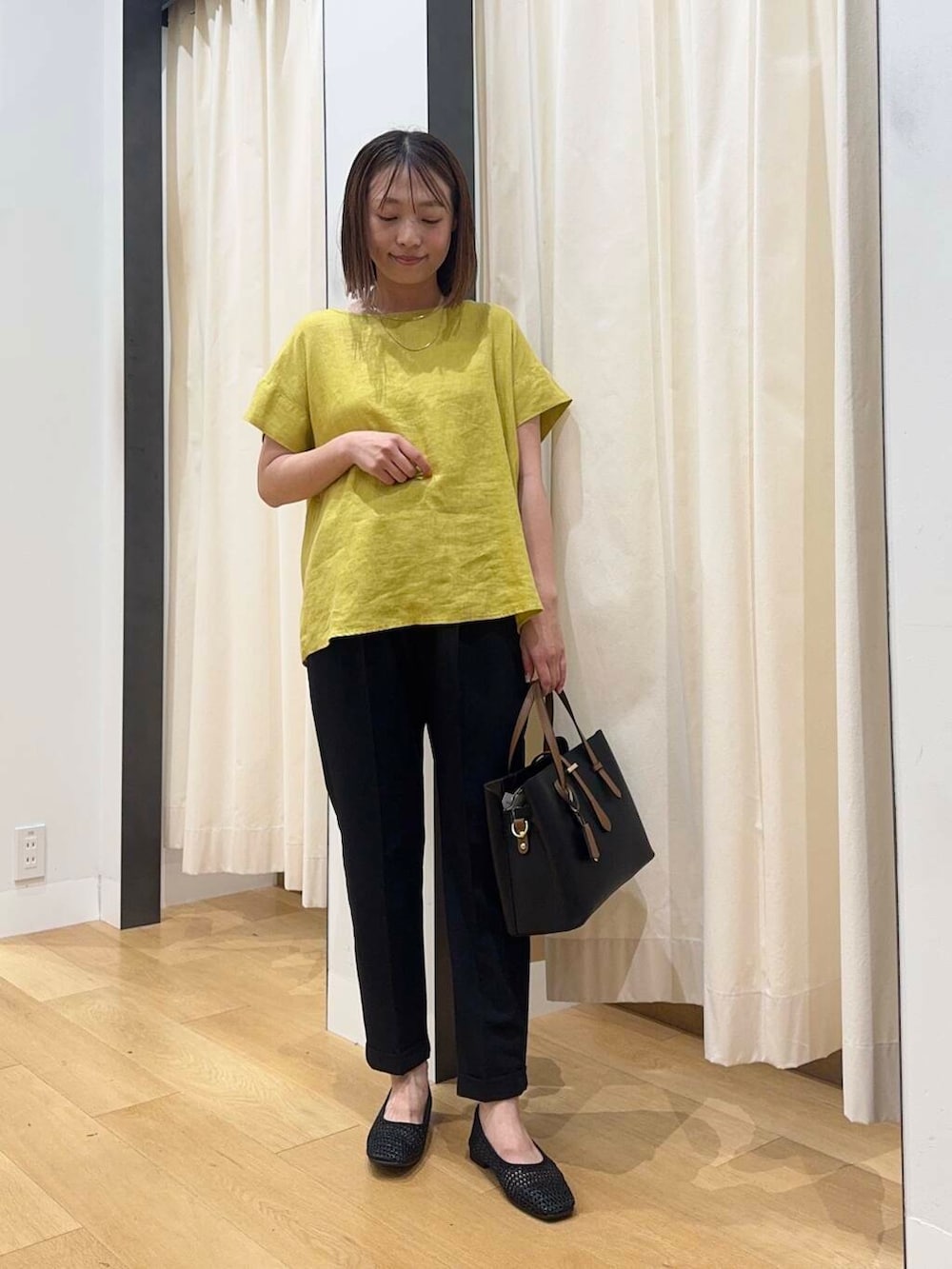 「シンプルコーデ、低身長、newarrival、休日スタイル、低身長コーデ、urstore、154cm、骨格ストレート、イエベ春、30代前半、ストレート×イエベ春、夏の快適通勤コーデ、私が選ぶセールアイテム25ss」｜「RODE SKOの『ドラマ着用商品』チャーム付ミドルバッグ『Msize』（トートバッグ、ブラック系）」を使った、maikoさん（レディース・154cm）の夏コーディネートの5枚目の写真