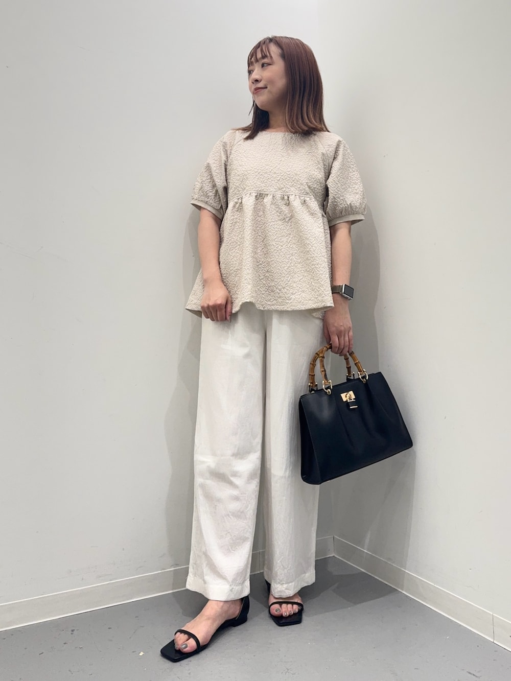ベージュ系のシャツ/ブラウス、ブラック系のサンダル、ホワイト系のその他パンツを着用したレディースの夏コーディネートの5枚目の写真