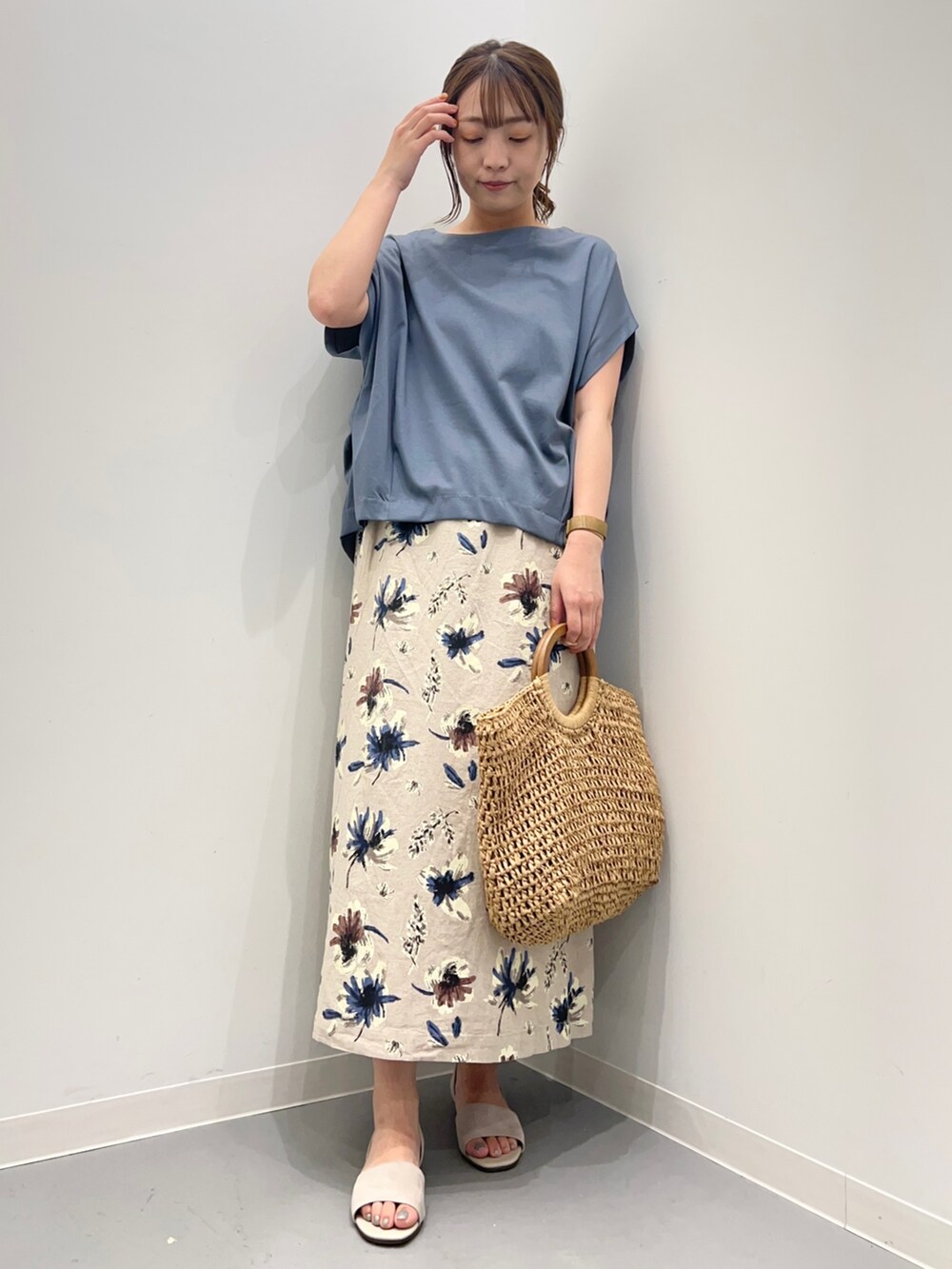 ブルー系のTシャツ/カットソー、パープル系のスカート、ホワイト系のサンダルを着用したレディースの夏コーディネートの7枚目の写真