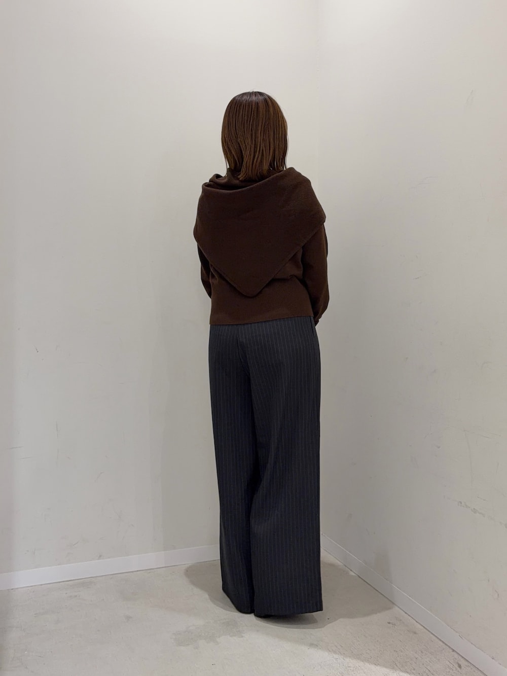 ブラウン系のカーディガン/ボレロ、グレー系のその他パンツ、ベージュ系のショルダーバッグを着用したレディースの秋コーディネートの6枚目の写真