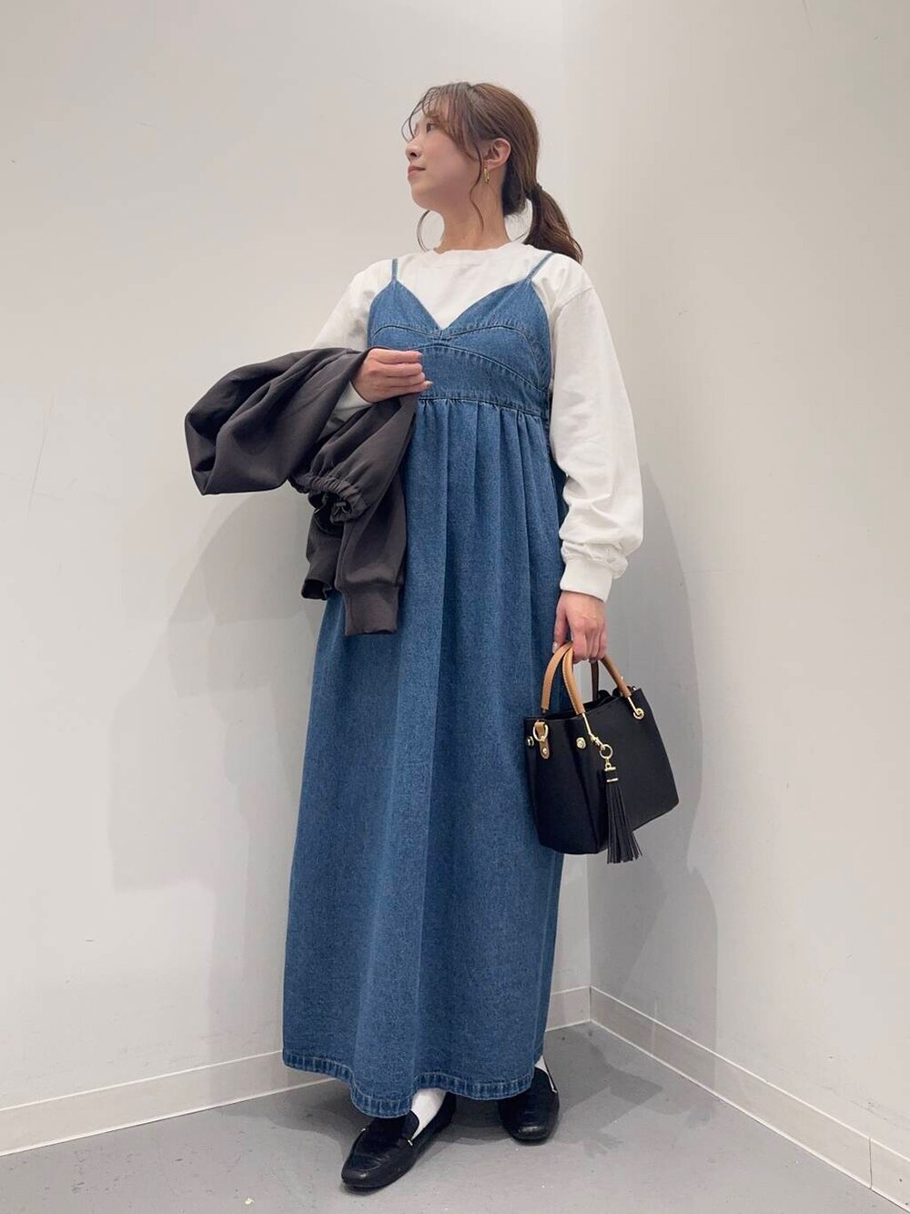 ブラック系のローファー、ブラック系のトートバッグ、ブルー系のワンピースを着用したレディースの春コーディネートの6枚目の写真