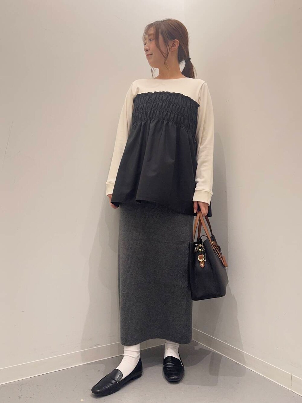 ブラック系のローファー、ブラック系のトートバッグ、ホワイト系のTシャツ/カットソーを着用したレディースの冬コーディネートの2枚目の写真