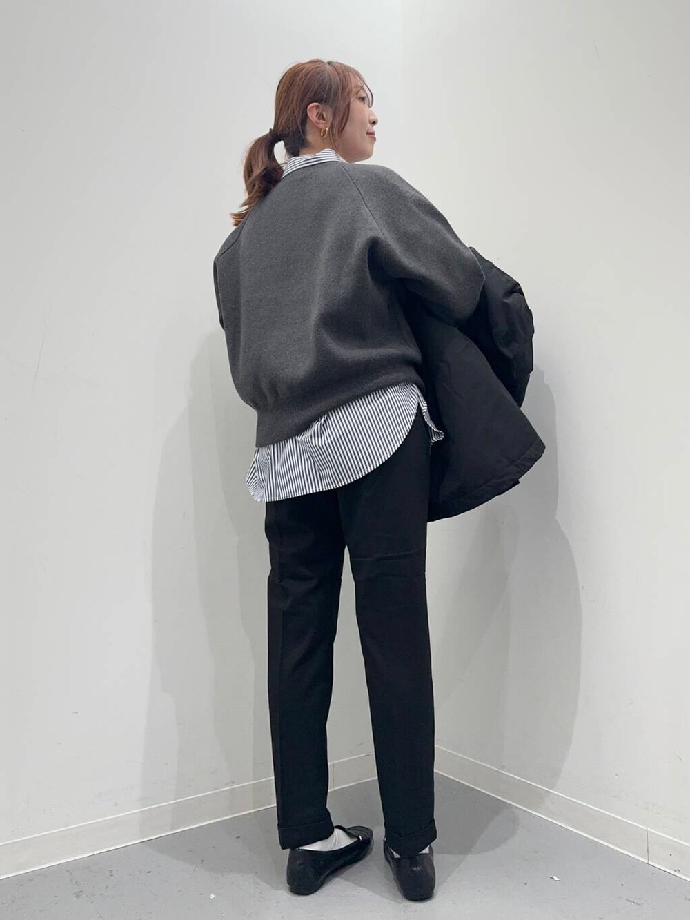 ブラック系のローファー、ブラック系のショルダーバッグ、ブルー系のシャツ/ブラウスを着用したレディースの冬コーディネートの8枚目の写真