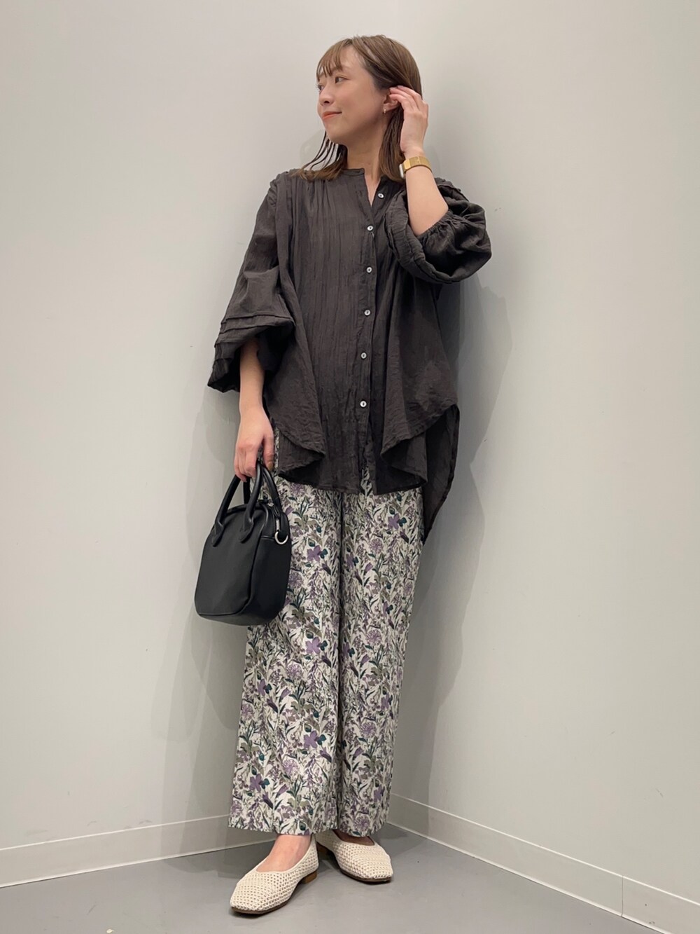 グレー系のシャツ/ブラウス、パープル系のその他パンツ、ホワイト系のバレエシューズを着用したレディースの春コーディネートの4枚目の写真