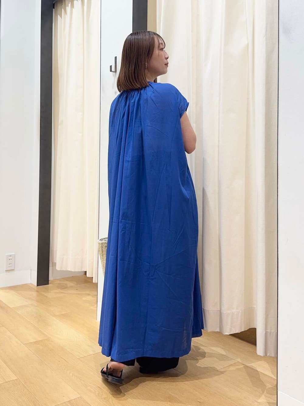 ホワイト系のハンドバッグ、ブラック系のその他パンツ、ブルー系のワンピースを着用したレディースの夏コーディネートの4枚目の写真