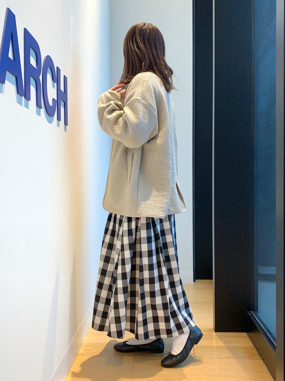 グレー系のノーカラージャケット、その他のスカート、レッド系のカーディガン/ボレロを着用したレディースの春コーディネートの3枚目の写真