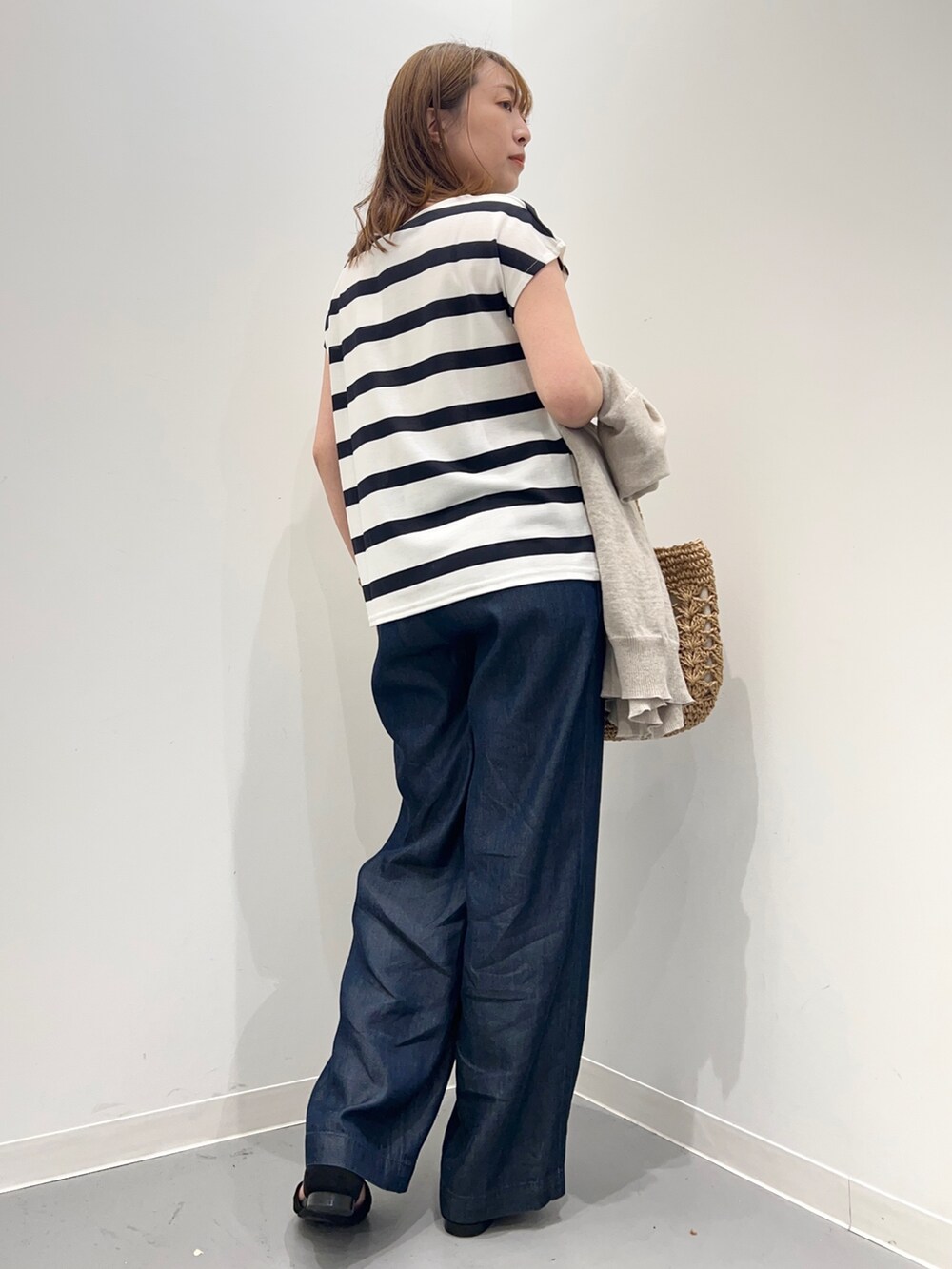 ブルー系のその他パンツ、ブルー系のTシャツ/カットソー、ベージュ系のカーディガン/ボレロを着用したレディースの春コーディネートの8枚目の写真