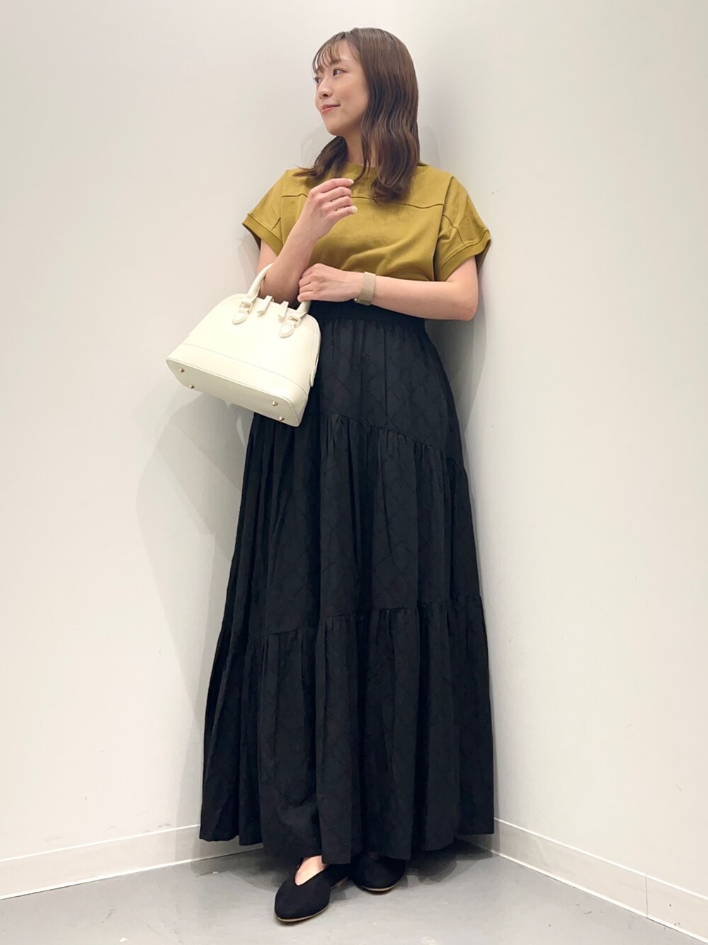 その他のトップス、ブラック系のスカート、ホワイト系のショルダーバッグを着用したレディースの夏コーディネートの4枚目の写真
