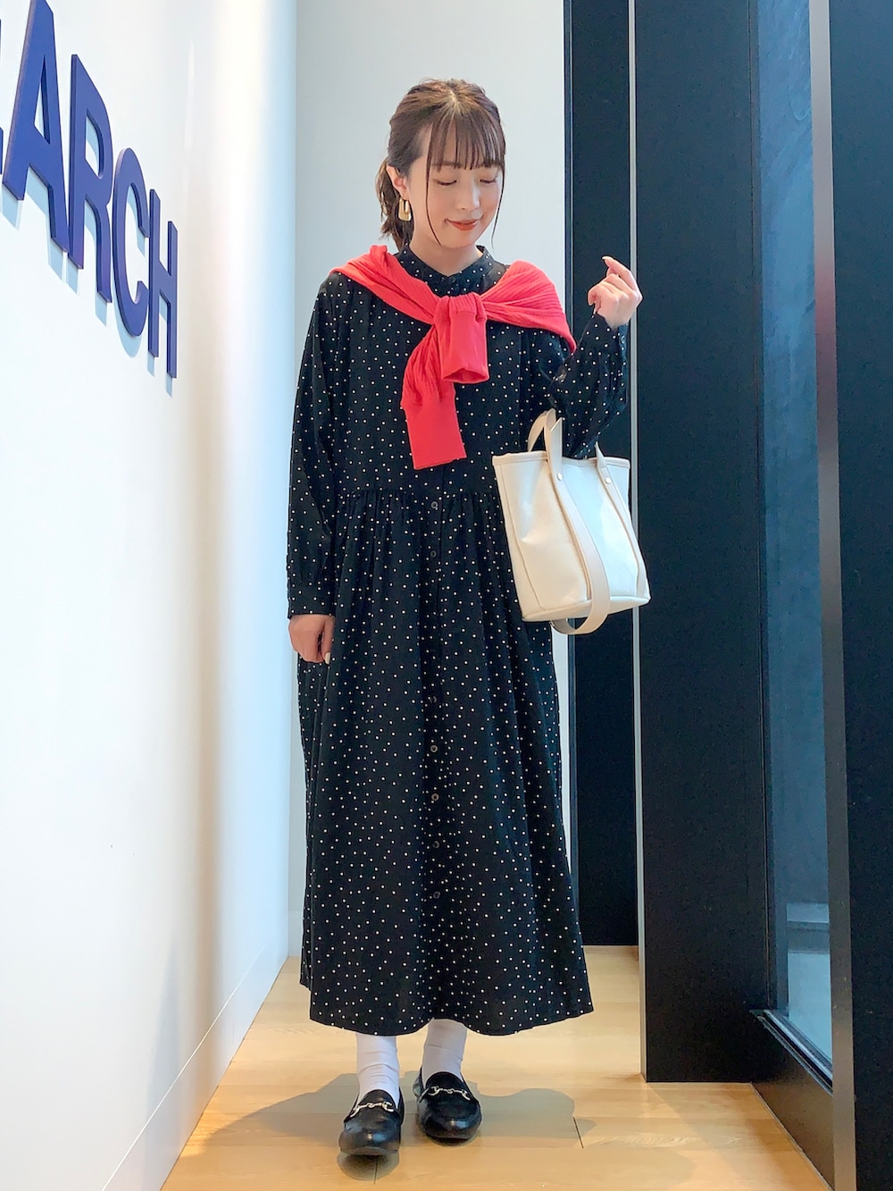 ブルー系のワンピースを着用したレディースの春コーディネートの4枚目の写真