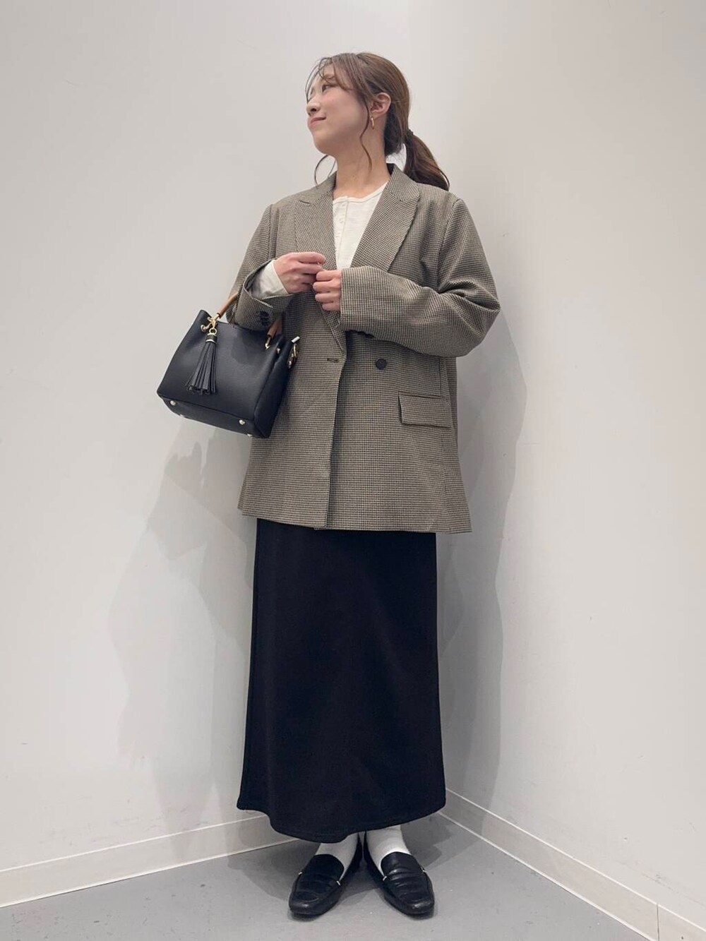 「シンプルコーデ、低身長、newarrival、休日スタイル、低身長コーデ、urstore、154cm、骨格ストレート、イエベ春、30代前半、ストレート×イエベ春、春のジャケットスタイル、寒暖差対策アイテム」|「RODE SKOの『MADE IN JAPAN』スクエアトゥプチメタルローファー(ローファー、ブラック系)」を使った、maikoさん(レディース・154cm)の春コーディネートの2枚目の写真