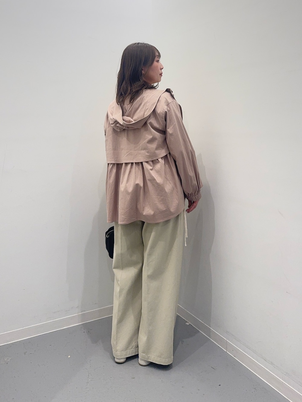 ベージュ系のその他アウター、ホワイト系のTシャツ/カットソー、ベージュ系のその他パンツを着用したレディースの春コーディネートの3枚目の写真