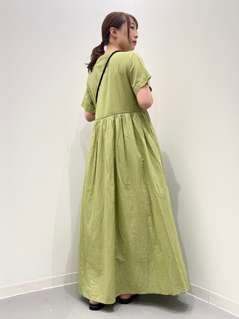 グリーン系のワンピース/ドレス、ブラック系のショルダーバッグ、ブラック系のサンダルを着用したレディースの夏コーディネートの4枚目の写真