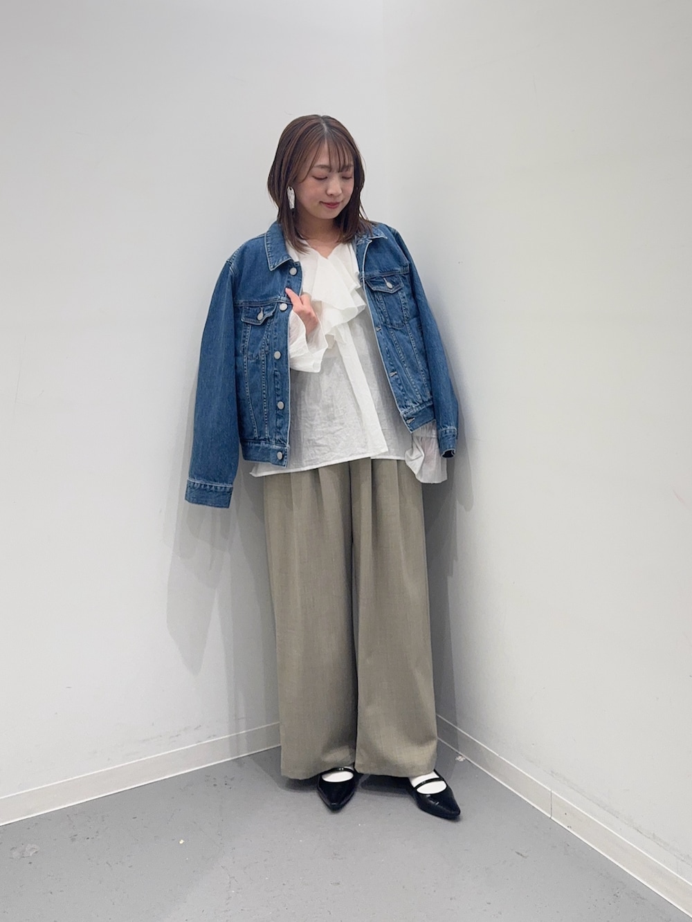 ブルー系のデニムジャケット、ホワイト系のシャツ/ブラウス、ベージュ系のその他パンツを着用したレディースの春コーディネートの2枚目の写真