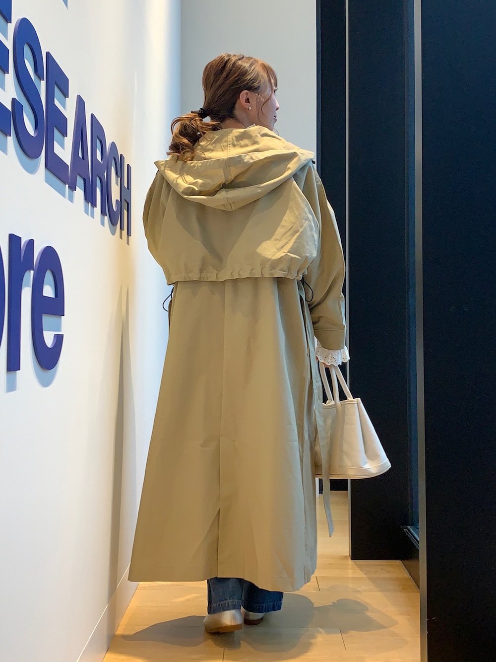 ベージュ系のその他アウター、ブルー系のデニムパンツ、ホワイト系のシャツ/ブラウスを着用したレディースの冬コーディネートの4枚目の写真