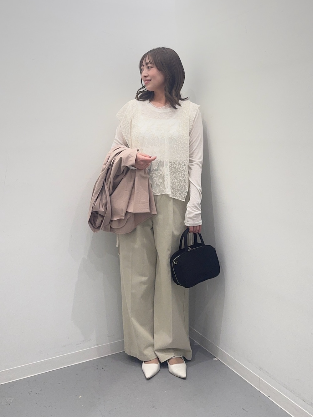 ベージュ系のその他アウター、ホワイト系のTシャツ/カットソー、ベージュ系のその他パンツを着用したレディースの春コーディネートの6枚目の写真