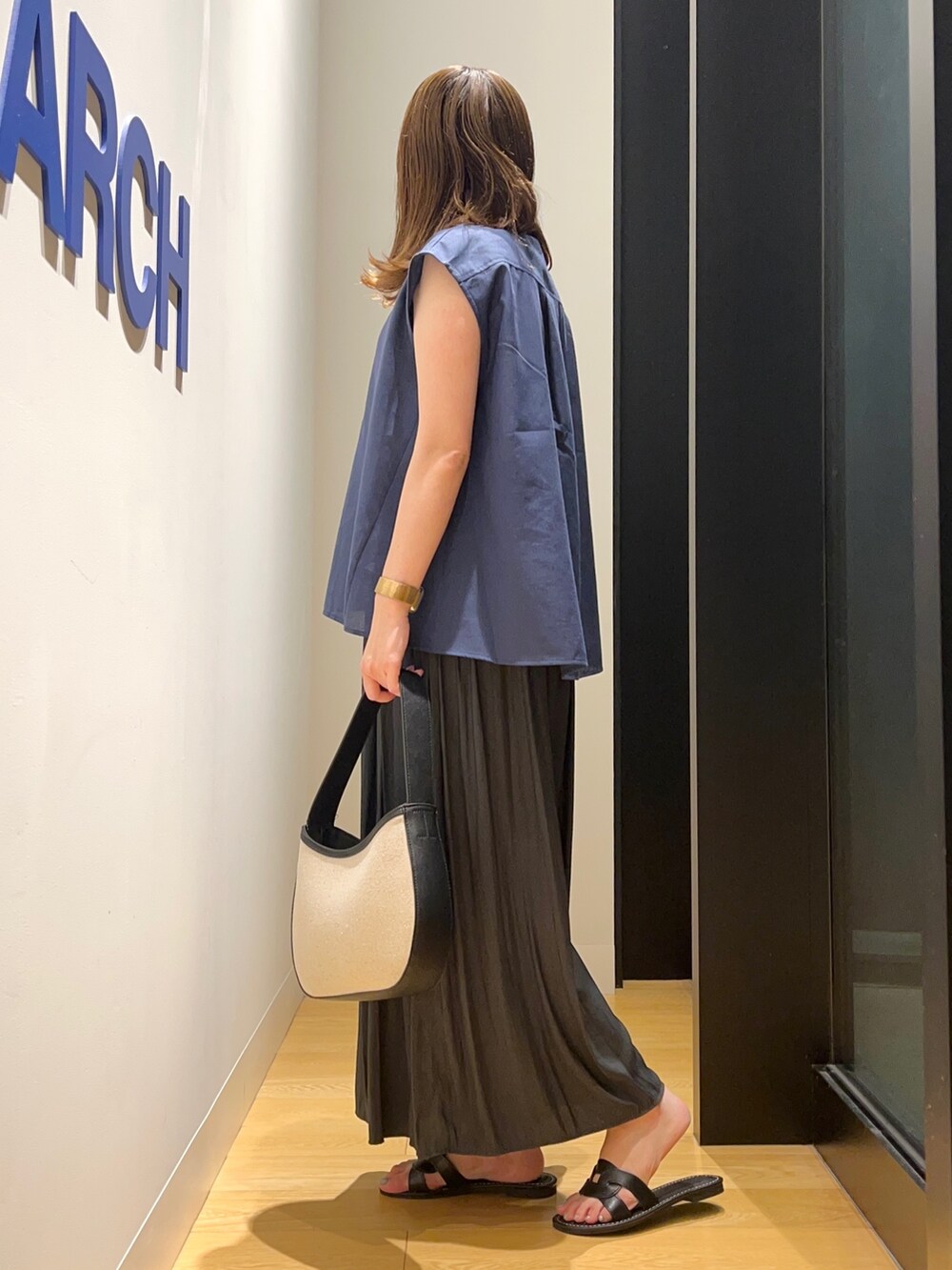 ブルー系のシャツ/ブラウス、ブラック系のその他パンツを着用したレディースの夏コーディネートの4枚目の写真