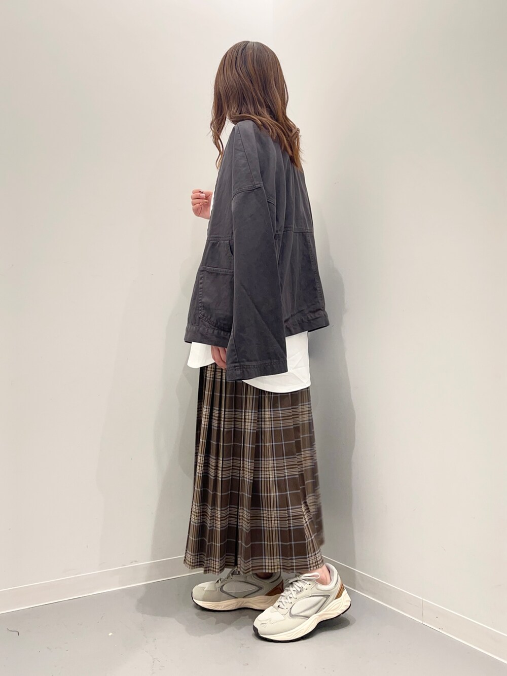 ホワイト系のトップス、グレー系のその他アウター、ブラウン系のスカートを着用したレディースの夏コーディネートの3枚目の写真