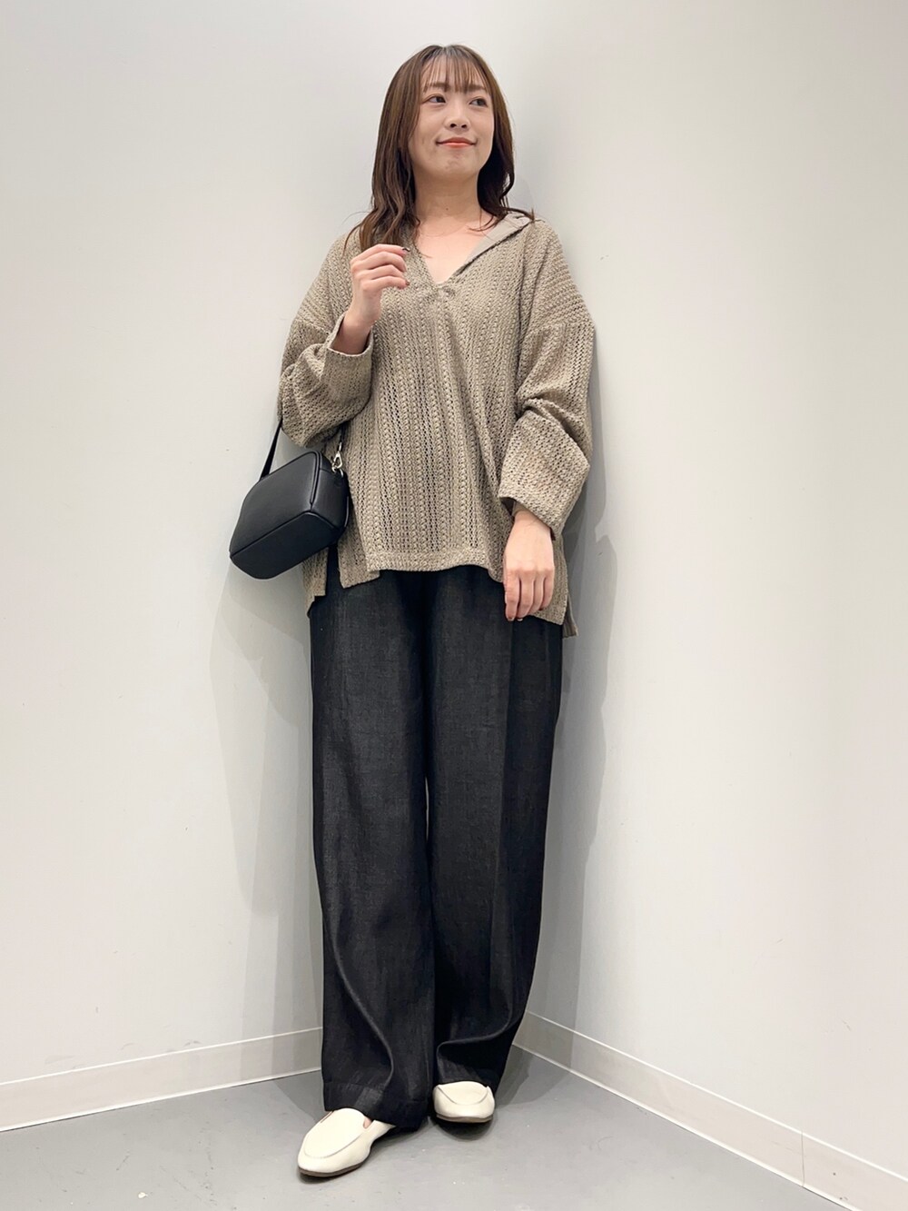 グレー系のTシャツ/カットソー、ブラック系のその他パンツを着用したレディースの夏コーディネートの6枚目の写真