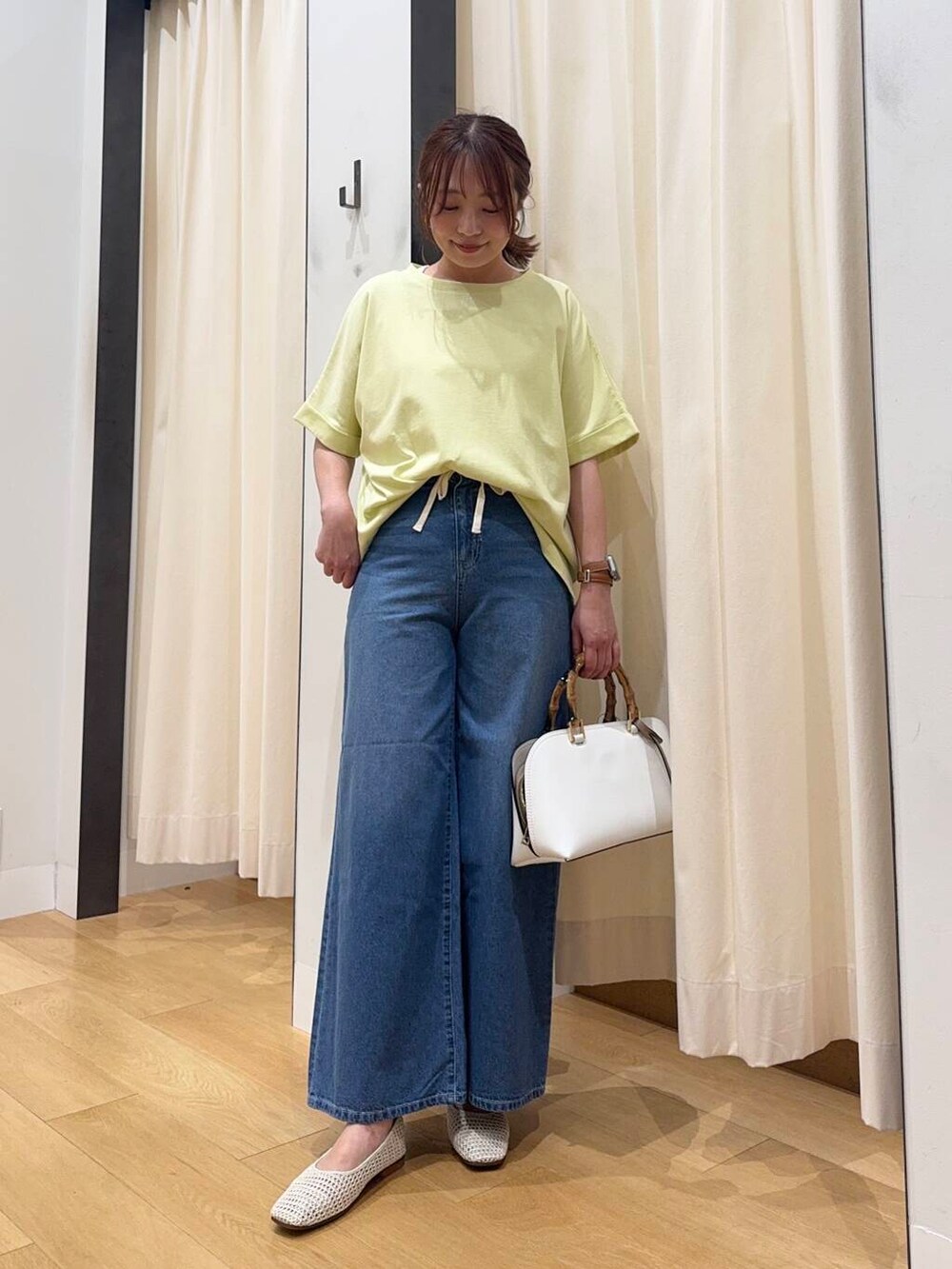 ホワイト系のバレエシューズ、イエロー系のTシャツ/カットソー、ホワイト系のハンドバッグを着用したレディースの夏コーディネートの2枚目の写真