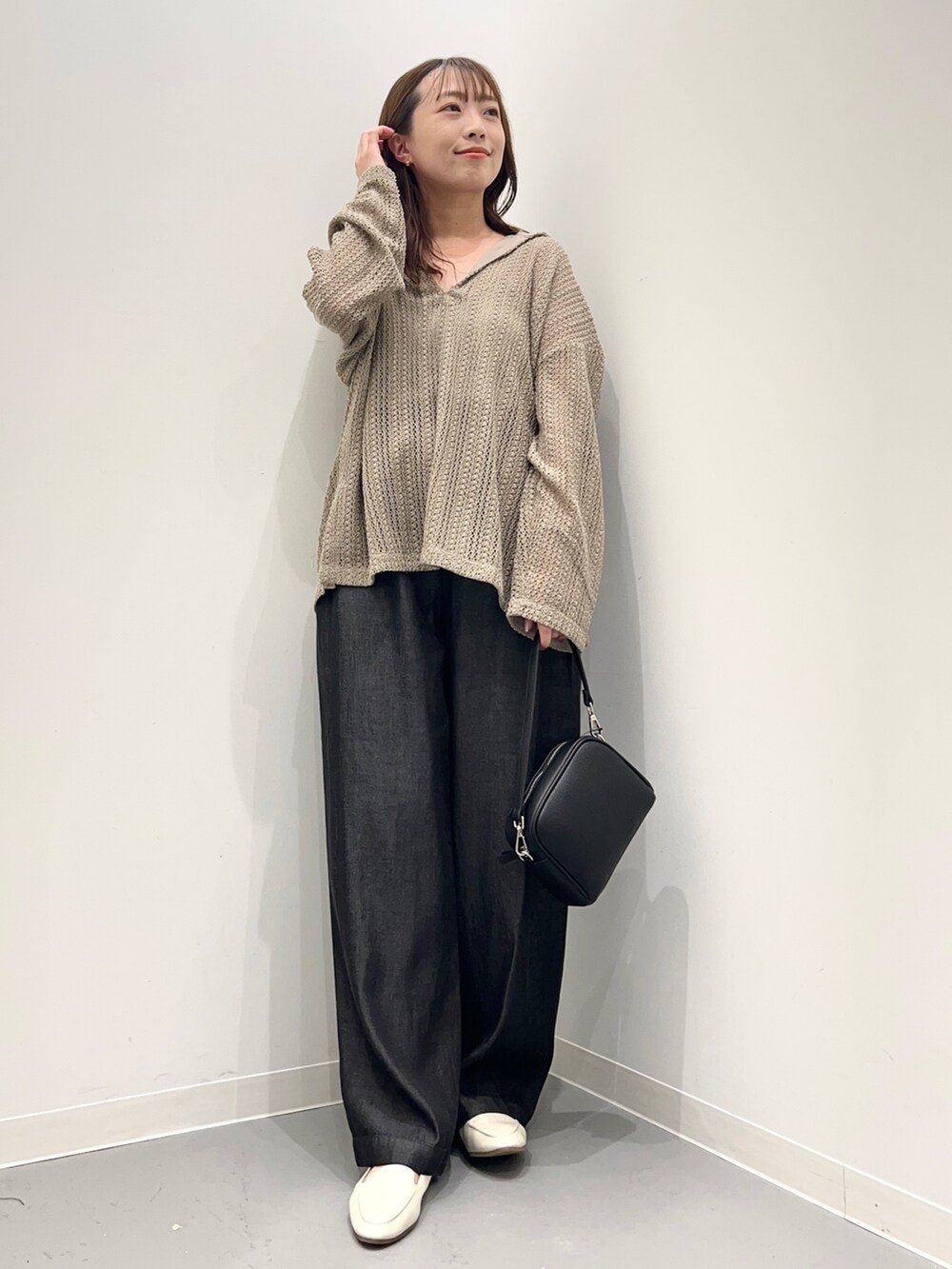 グレー系のTシャツ/カットソー、ブラック系のその他パンツを着用したレディースの夏コーディネートの3枚目の写真