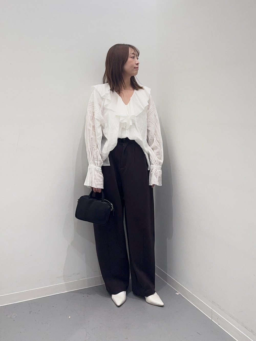 ホワイト系のシャツ/ブラウス、ブラウン系のその他パンツ、ホワイト系のパンプスを着用したレディースの春コーディネートの4枚目の写真