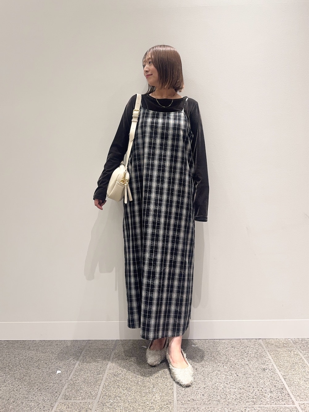 「urstore、最旬ブラウンコーデ、お出かけコーデ、着回しコーデ、シンプルスタイル、低身長コーデ、低身長、154cm、154cmコーデ、骨格ストレート」｜「URBAN RESEARCH DOORSのチェックキャミワンピース（ワンピース、ブラック系）」を使った、maikoさん（レディース・154cm）の秋コーディネートの4枚目の写真