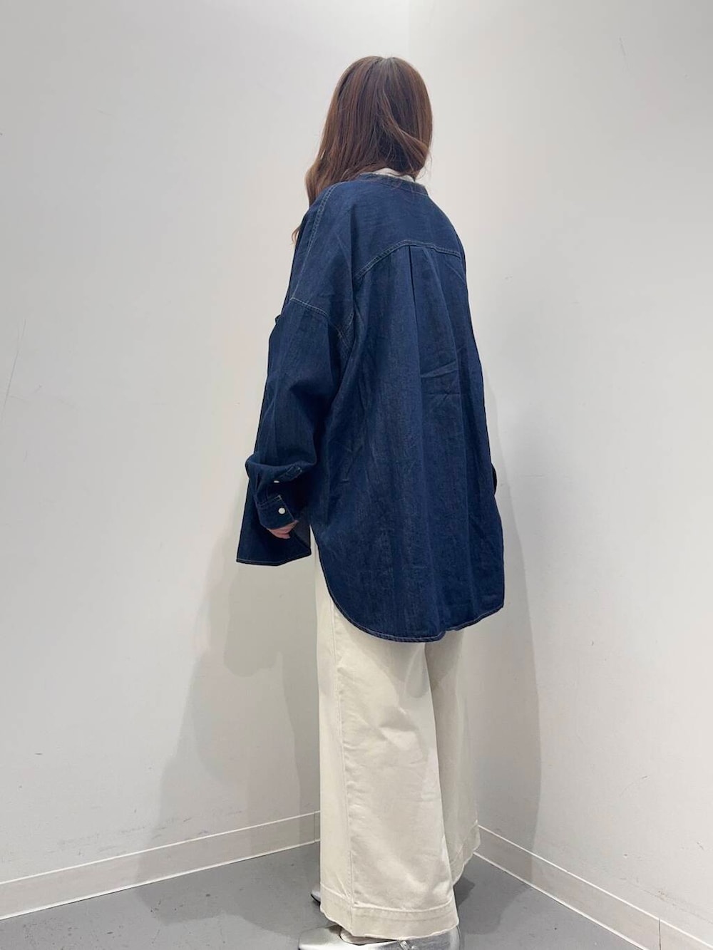 ホワイト系のその他パンツ、シルバー系のトートバッグ、シルバー系のパンプスを着用したレディースの春コーディネートの2枚目の写真