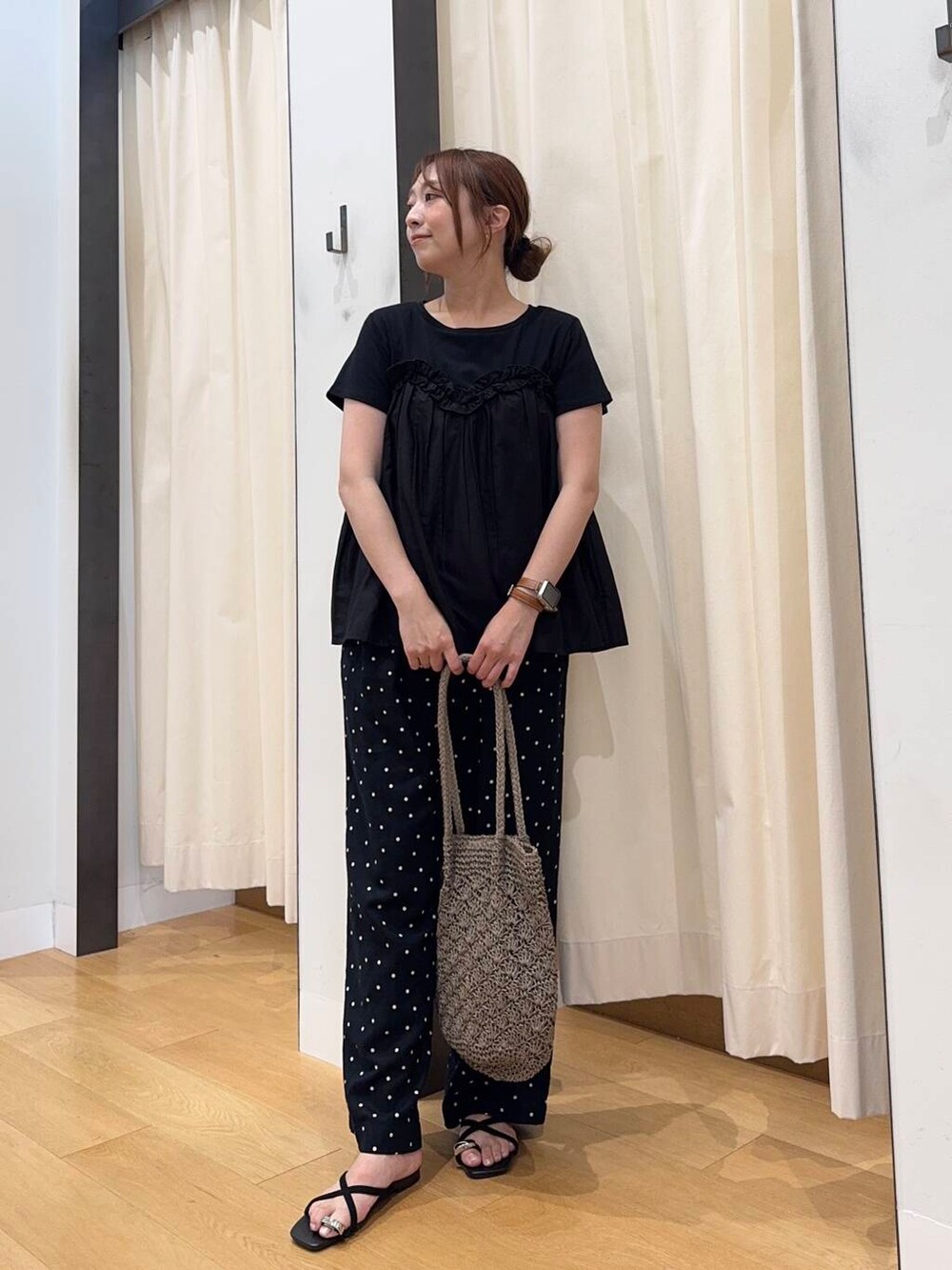 ブラック系のその他パンツ、グレー系のトートバッグ、ブラック系のサンダルを着用したレディースの夏コーディネートの6枚目の写真