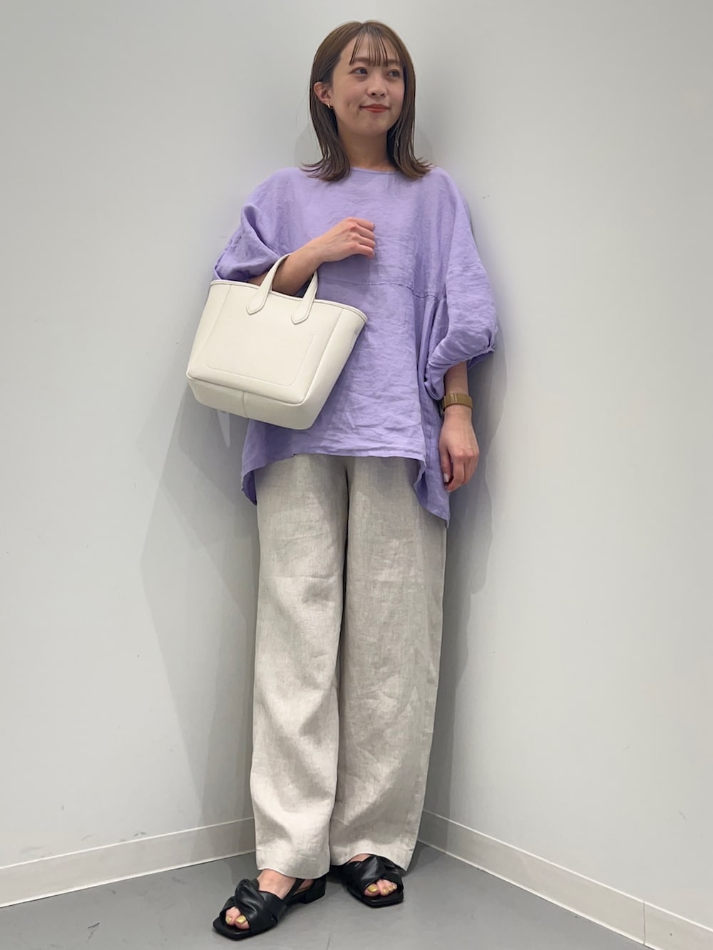 パープル系のシャツ/ブラウス、ベージュ系のその他パンツ、ホワイト系のトートバッグを着用したレディースの春コーディネートの3枚目の写真