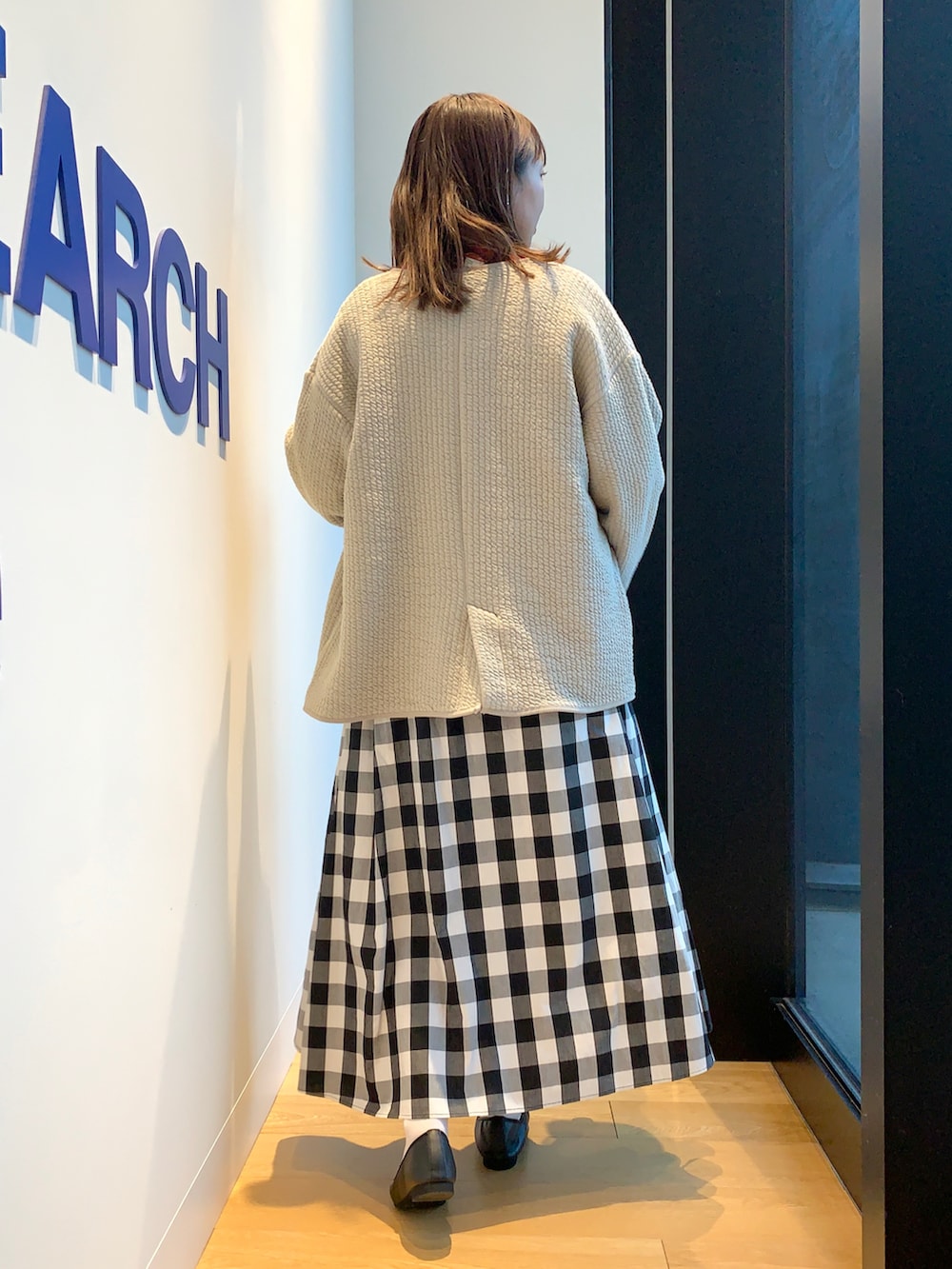 グレー系のノーカラージャケット、その他のスカート、レッド系のカーディガン/ボレロを着用したレディースの春コーディネートの4枚目の写真