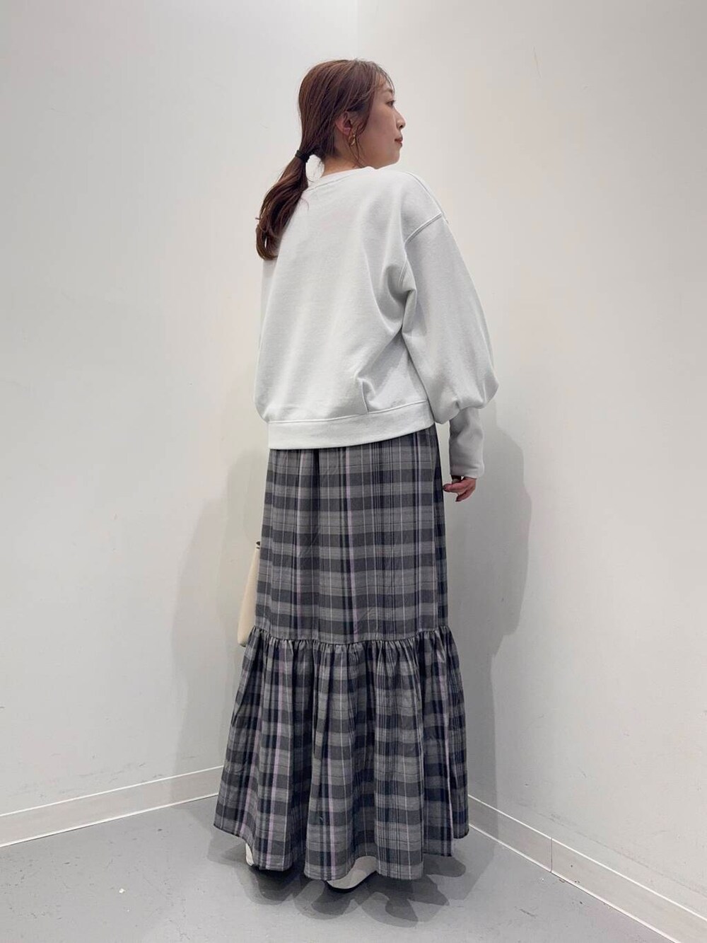 ホワイト系のトートバッグ、ホワイト系のローファー、ホワイト系のスウェットを着用したレディースの春コーディネートの3枚目の写真