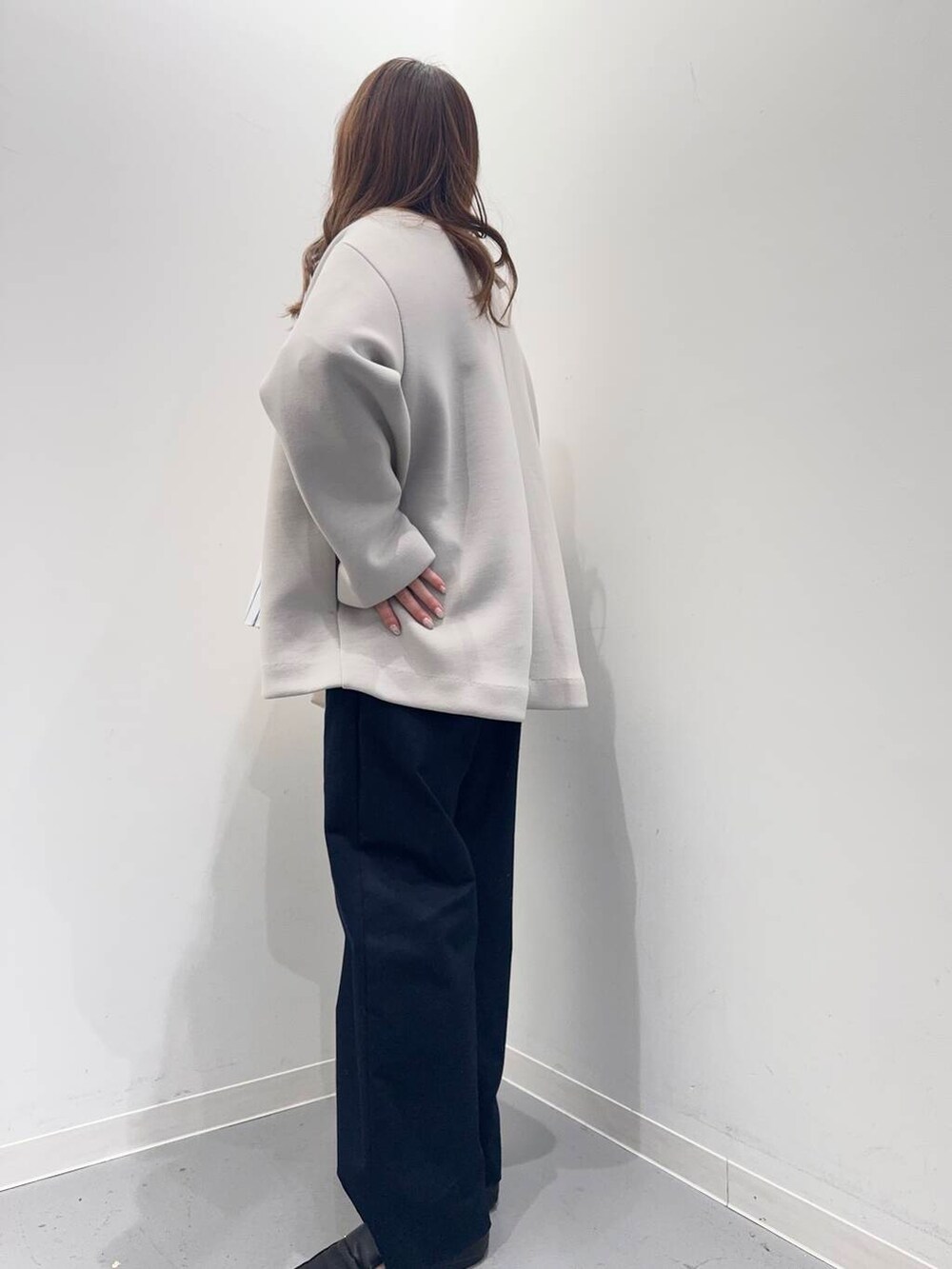 「シンプルコーデ、低身長、newarrival、低身長コーデ、urstore、154cm、骨格ストレート、イエベ春、30代前半、ストレート×イエベ春、ブラウスが主役の春コーデ」｜「RODE SKOの『MADE IN JAPAN』スクエアトゥプチメタルローファー（ローファー、ブラック系）」を使った、maikoさん（レディース・154cm）の春コーディネートの3枚目の写真