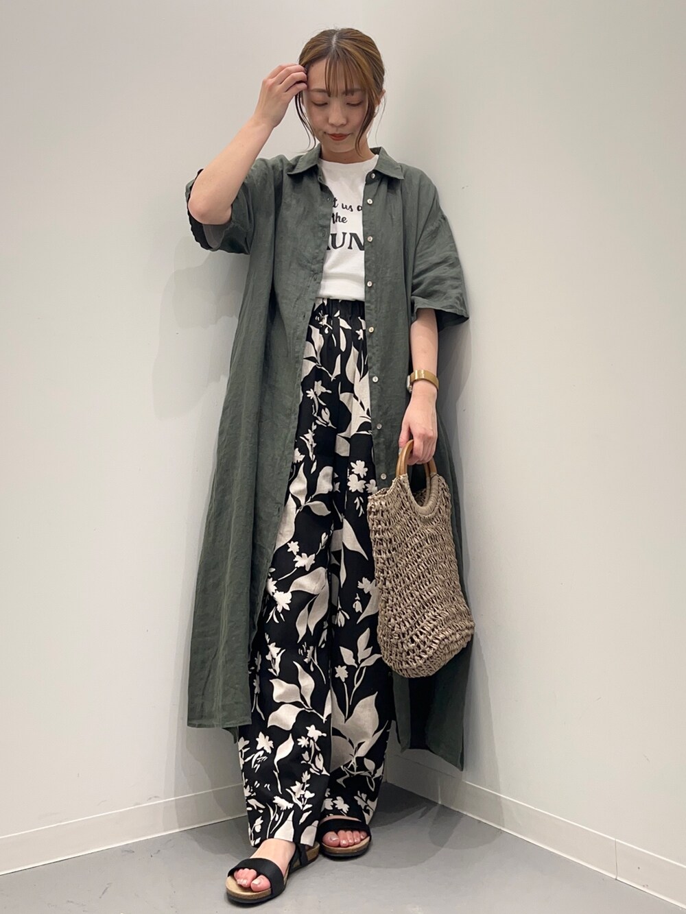 ホワイト系のTシャツ/カットソー、グリーン系のワンピース、ブラック系のその他パンツを着用したレディースの春コーディネートの6枚目の写真