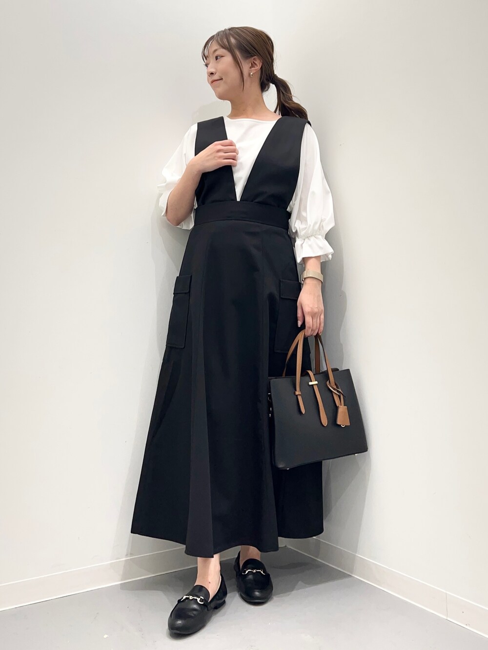 「URBAN RESEARCH Sonny Labelの2WAYカーゴジャンパースカート（ジャンパースカート、ブラック系）」を使った、maikoさん（レディース・154cm）の秋コーディネートの2枚目の写真