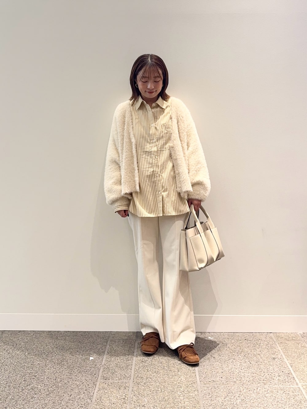 ホワイト系のカーディガン/ボレロ、その他のシャツ/ブラウス、ホワイト系のその他パンツを着用したレディースの秋コーディネートの2枚目の写真