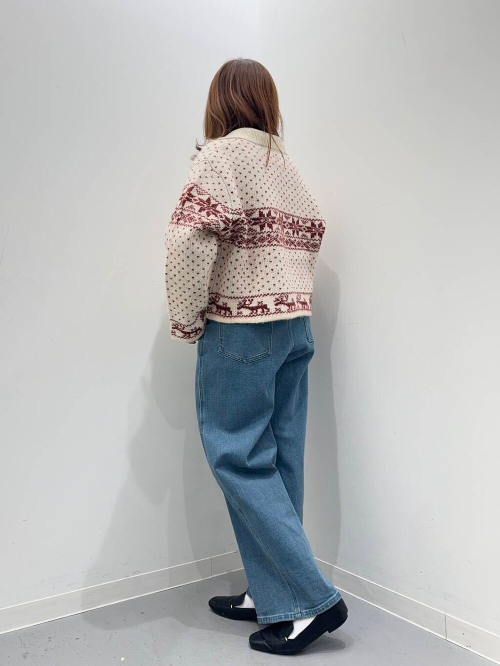 ブラック系のローファー、ホワイト系のトートバッグ、レッド系のニット/セーターを着用したレディースの秋コーディネートの3枚目の写真