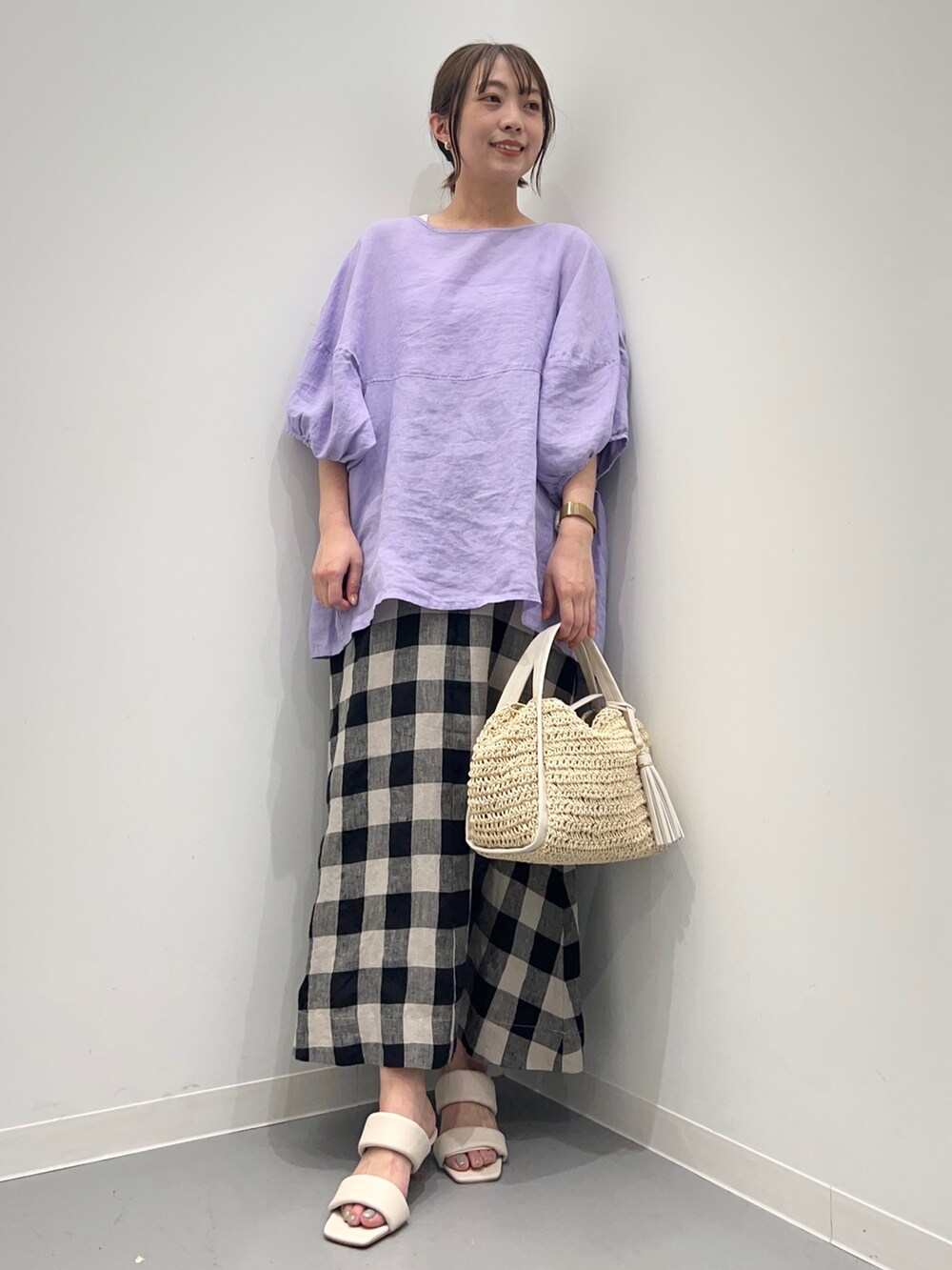 パープル系のシャツ/ブラウス、ブラック系のスカート、ホワイト系のサンダルを着用したレディースの夏コーディネートの5枚目の写真