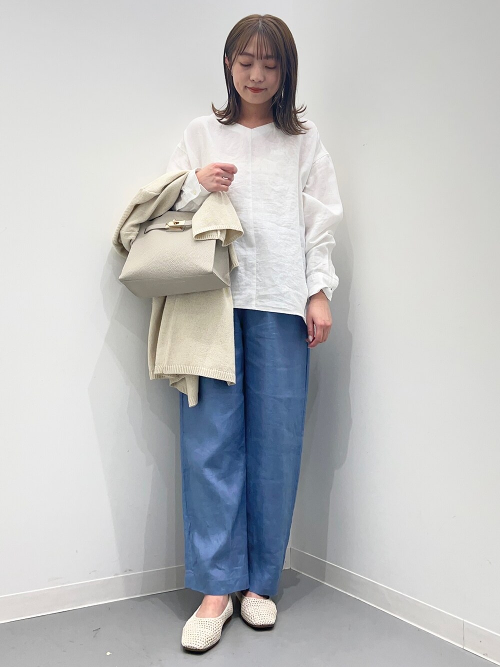 ホワイト系のシャツ/ブラウス、ブルー系のその他パンツ、ホワイト系のカーディガン/ボレロを着用したレディースの春コーディネートの2枚目の写真