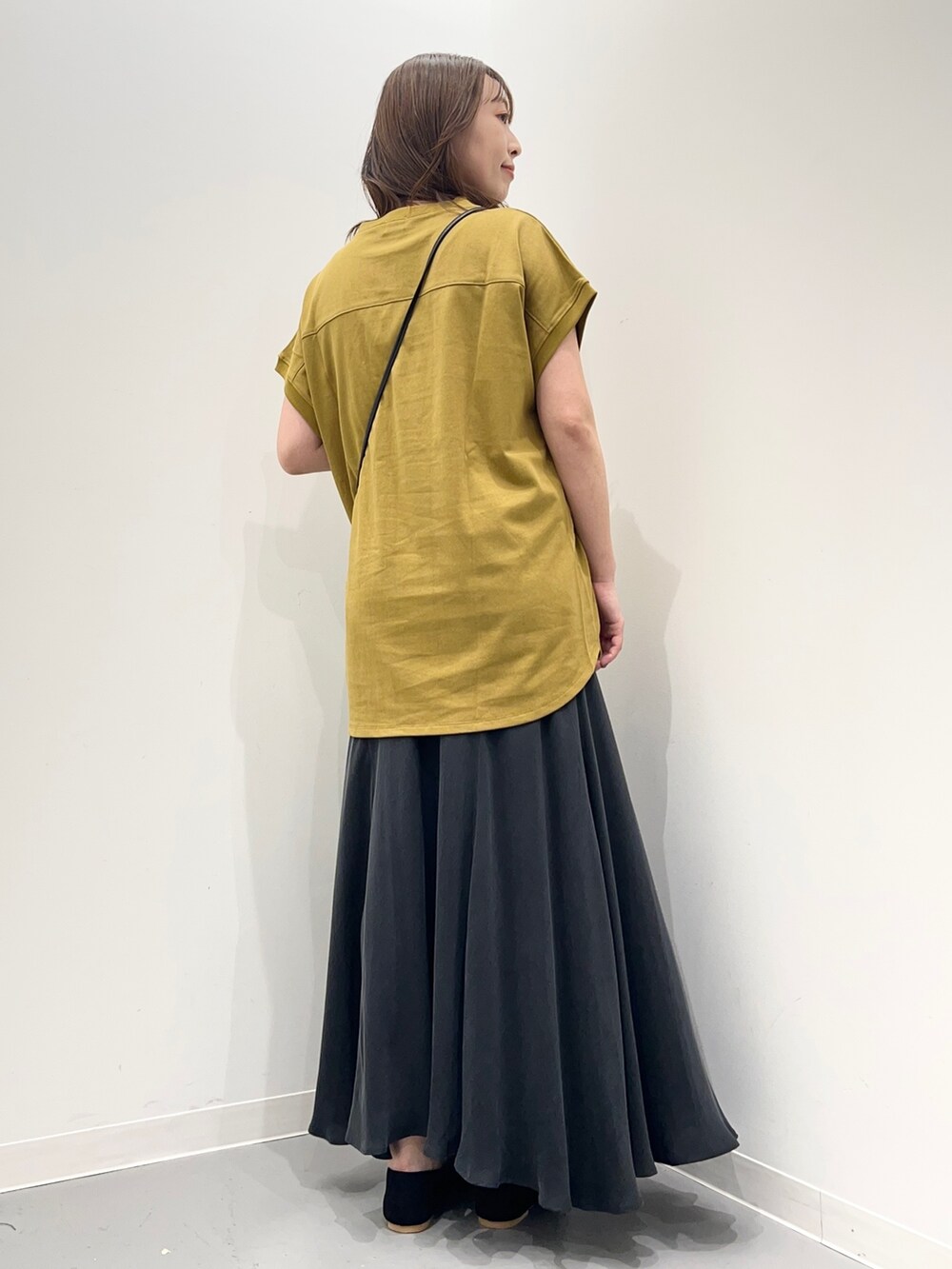 その他のトップス、グレー系のスカートを着用したレディースの夏コーディネートの4枚目の写真