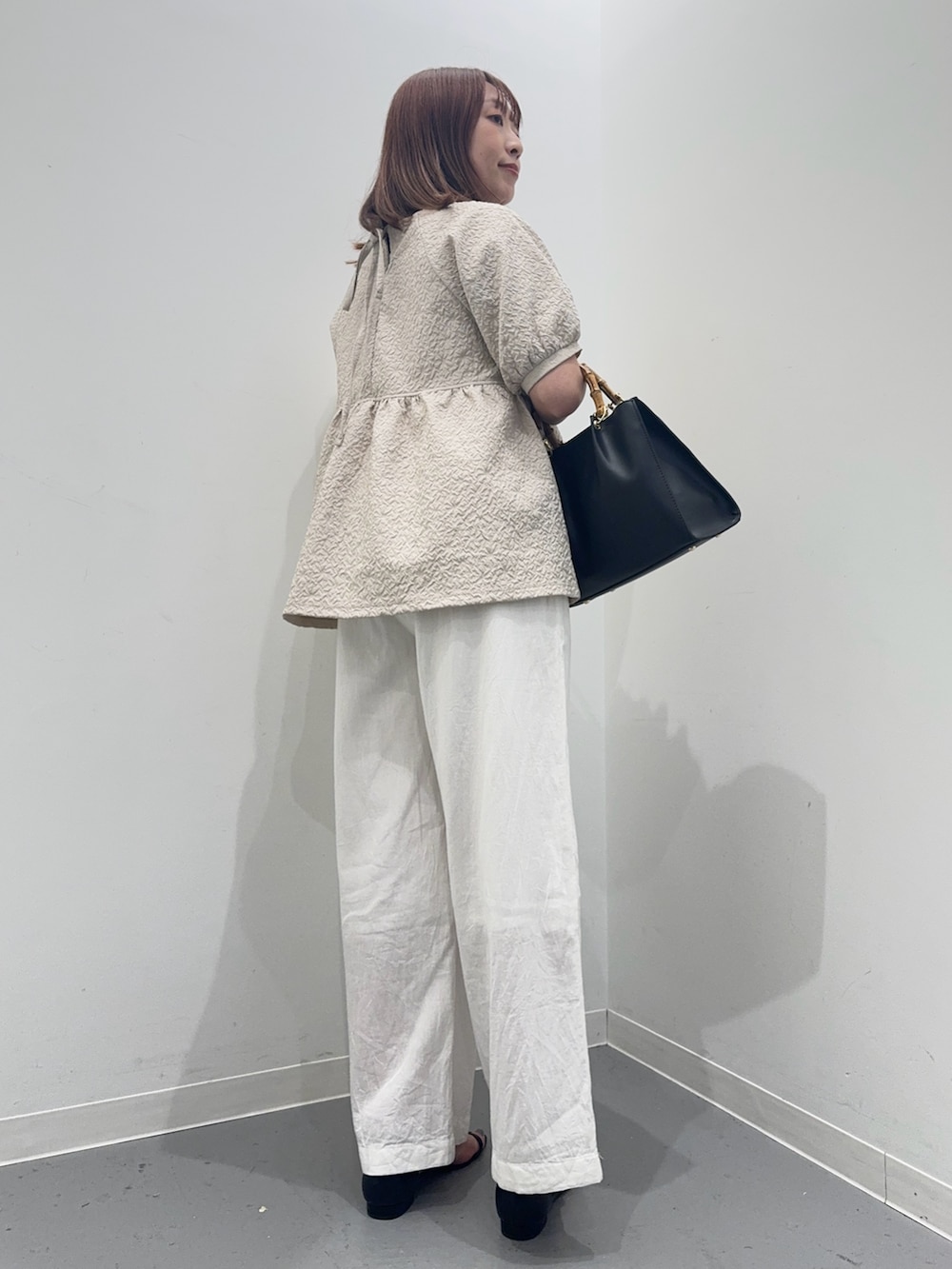 ベージュ系のシャツ/ブラウス、ブラック系のサンダル、ホワイト系のその他パンツを着用したレディースの夏コーディネートの4枚目の写真