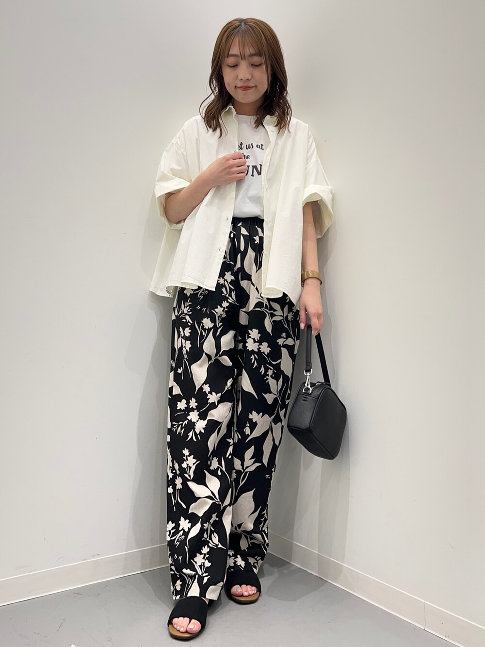 ブラック系のその他パンツ、ホワイト系のシャツ/ブラウス、ホワイト系のTシャツ/カットソーを着用したレディースの春コーディネートの3枚目の写真