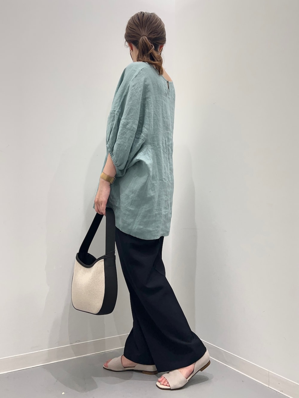 グリーン系のシャツ/ブラウス、ブルー系のその他パンツ、ホワイト系のサンダルを着用したレディースの夏コーディネートの3枚目の写真