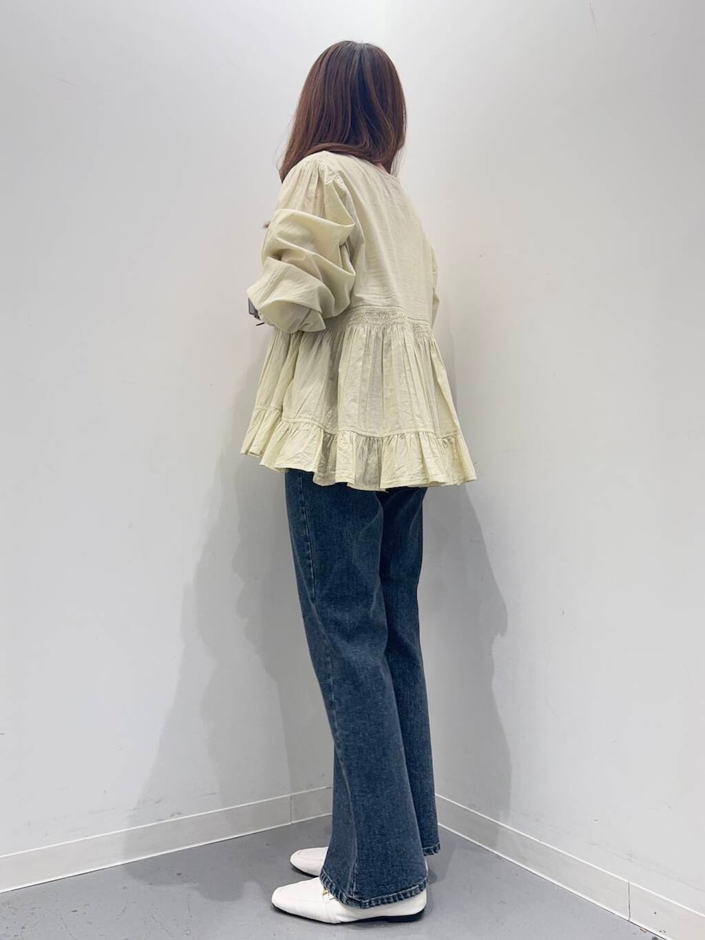 ホワイト系のトートバッグ、ブルー系のデニムパンツ、ホワイト系のローファーを着用したレディースの春コーディネートの3枚目の写真