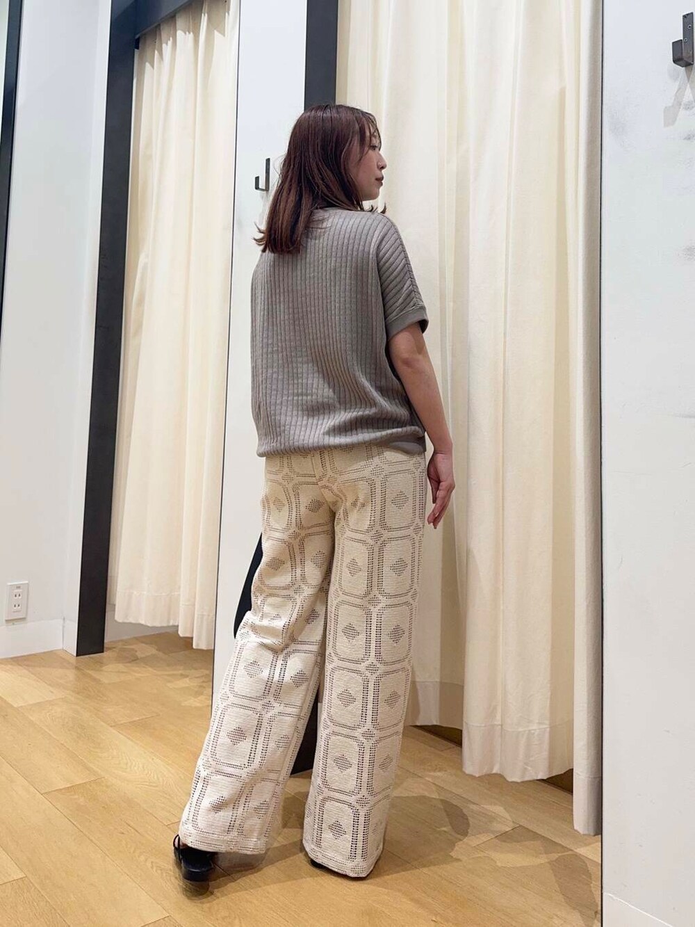 ブラック系のトートバッグ、ベージュ系のその他パンツ、ブラック系のサンダルを着用したレディースの夏コーディネートの3枚目の写真