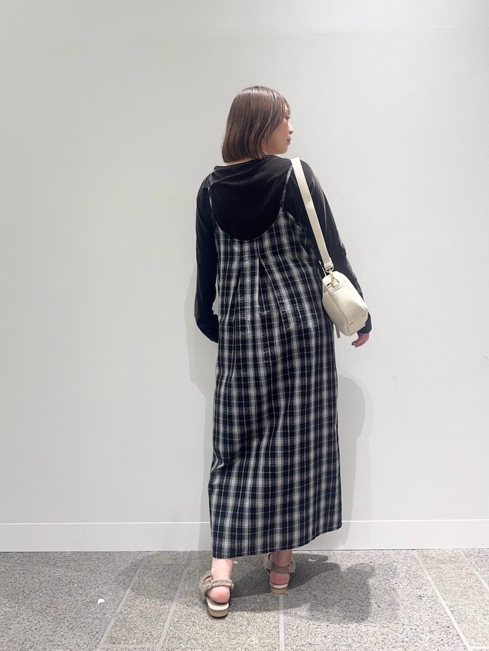 「urstore、最旬ブラウンコーデ、お出かけコーデ、着回しコーデ、シンプルスタイル、低身長コーデ、低身長、154cm、154cmコーデ、骨格ストレート」｜「URBAN RESEARCH DOORSのチェックキャミワンピース（ワンピース、ブラック系）」を使った、maikoさん（レディース・154cm）の秋コーディネートの3枚目の写真
